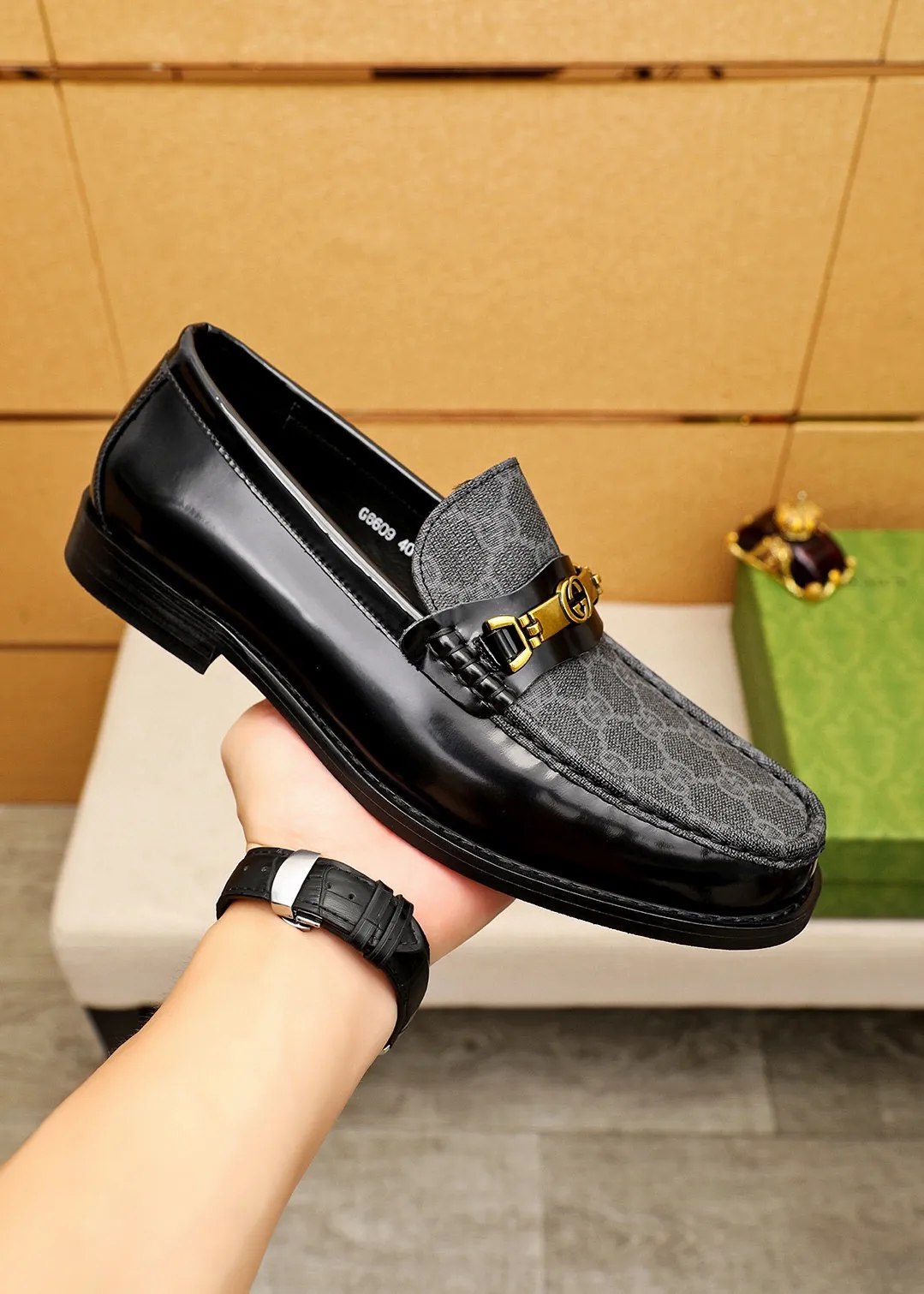 Men's shoes 💰460 💐 Product trademark: GUCCI "Gucci" casual leather shoes Regular size: 38-44 (45🉑️customized) Product materials: Selected imported first-layer open-edge beaded cowhide leather upper + luxury hardware buckle, imported water-dyed cowhide leather lining. Strong three-dimensional visual effect, original combination outsole Color: 4⃣️colors available